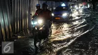 Sejumlah pengendara melintasi genangan air di kawasan Fatmawati, Jakarta, Minggu (24/7). Buruknya drainase di sejumlah kawasan ibu kota sering kali menyebabkan genangan air setinggi 20-50cm usai hujan mengguyur Jakarta. (Liputan6.com/Helmi Afandi)
