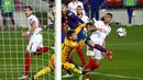 Kiper Sevilla, Tomas Vaclik berhasil menepis tendangan striker Barcelona, Martin Braithwaite (tengah) dalam laga leg kedua semifinal Copa Del Rey 2020/21 di Camp Nou Stadium, Rabu (3/3/2021). Sevilla kalah 0-3 melalui extra time dan gagal lolos ke babak final. (AP/Joan Monfort)