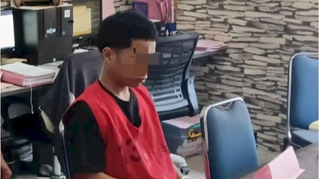 RT, terduga pelaku saat digiring ke kantor polisi (Liputan6.com/Ola Keda)