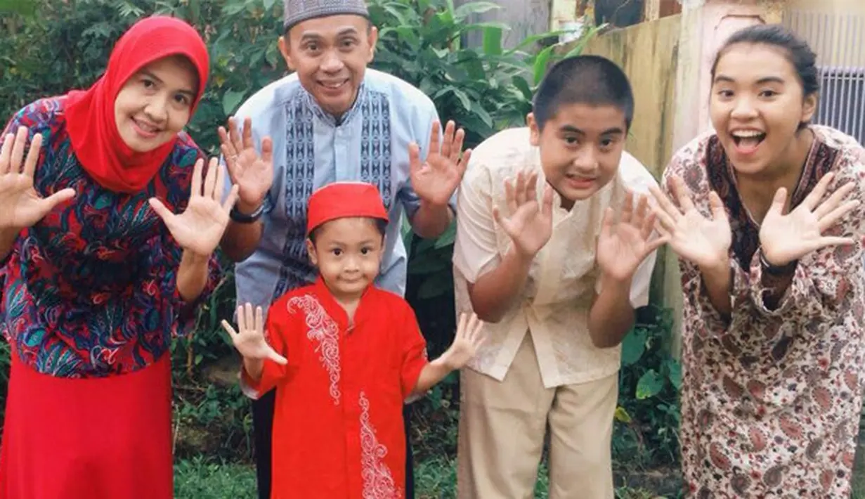 Derry Sudarisman dan Dede Yayang menjalani 20 tahun pernikahan. Mereka telah dikaruniai tiga orang anak; Fiona Zulfa Salsabila berusia 20 tahun, Muhammad Nebula Al Sauqi berumur 13 tahun, dan Ahmad Gustav Azmi berusia enam tahun. (dok. Pribadi)