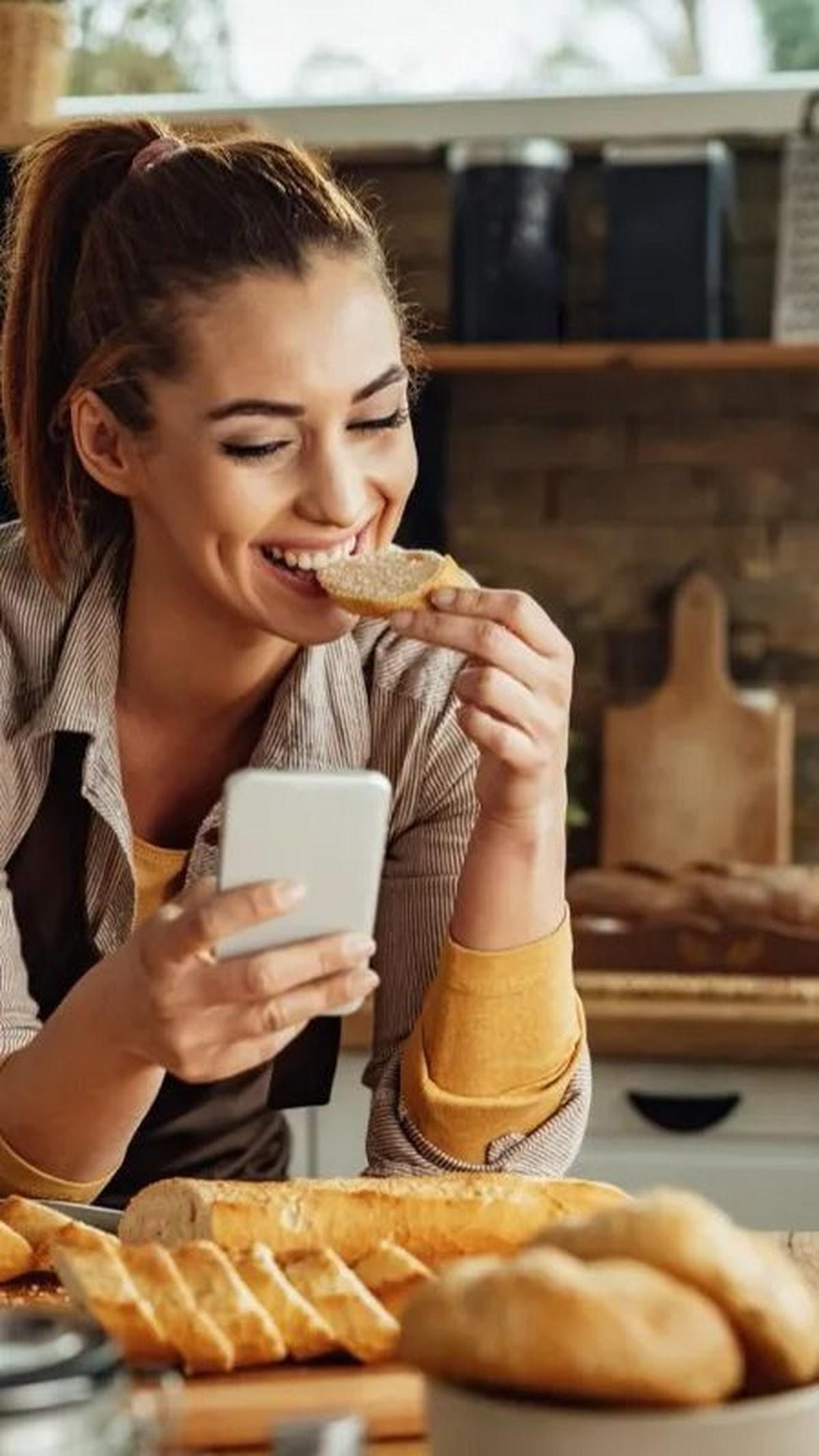 Roti manis sangat cocok untuk disajikan sebagai camilan pagi maupun sore hari. Dengan secangkir teh atau kopi, jamuan roti manis akan semakin sempurna untuk menemani waktu bersantai Anda. Dan akan lebih sempurna lagi jika Anda yang berkreasi membuatnya se