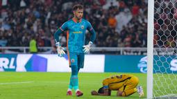 Kiper Bhayangkara FC, Aqil Savik dan kapten Wahyu Subo Seto tampak lesu setelah ditaklukkan Persija Jakarta pada laga BRI Super League di Stadion Gelora Bung Karno, Jakarta, Senin (29/12/2025). (Bola.com/M Iqbal Ichsan)
