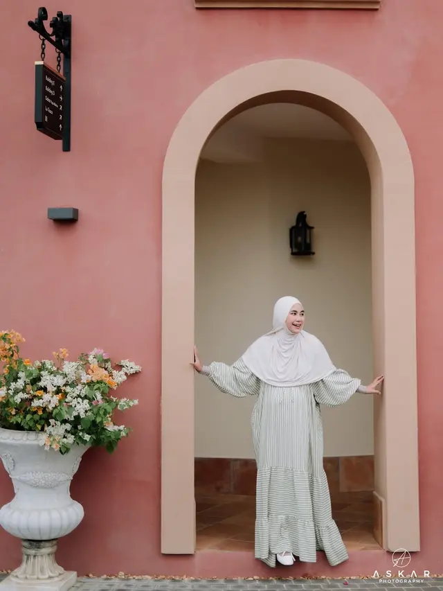 6 Inspirasi Baju Gamis ala Anisa Rahma