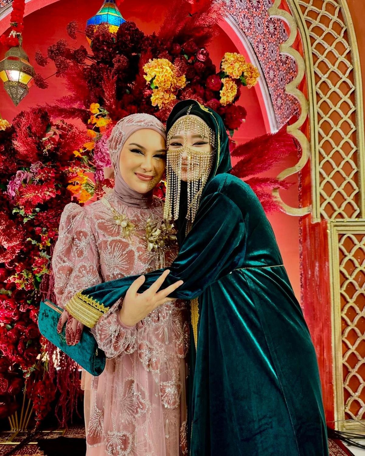 Pakai Gamis Beludru