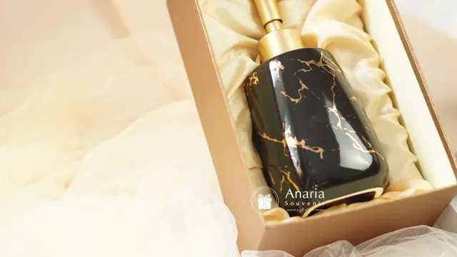 Salah satu katalog yang ada di Anaria Souvenir. (anariasouvenir.com/Geiska Vatikan Isdy).