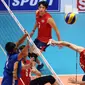 Pemain Timnas voli putra Korsel, Jin Sangheon melakukan smes saat melawan Kazakhstan pada 8 besar grup E Kejuaraan Voli Asia 2017 di GOR Tri Dharma, Gresik, Sabtu (29/7). Korsel unggul 3-1 (25-18, 23-25, 25-23, 25-13). (Liputan6.com/Helmi Fithriansyah)