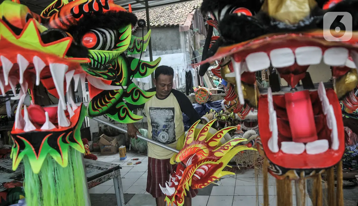 Pekerja saat menyelesaikan pembuatan Liong dan Barongsai di kawasan Babakan Pasar, Bogor, Senin (17/1/2022). Jelang perayaan Tahun Baru Imlek dan Cap Go Meh, produksi barongsai dan liong mulai kebanjiran pesanan, salah satunya industri rumahan milik Lili Hambali. (merdeka.com/Iqbal S Nugroho)