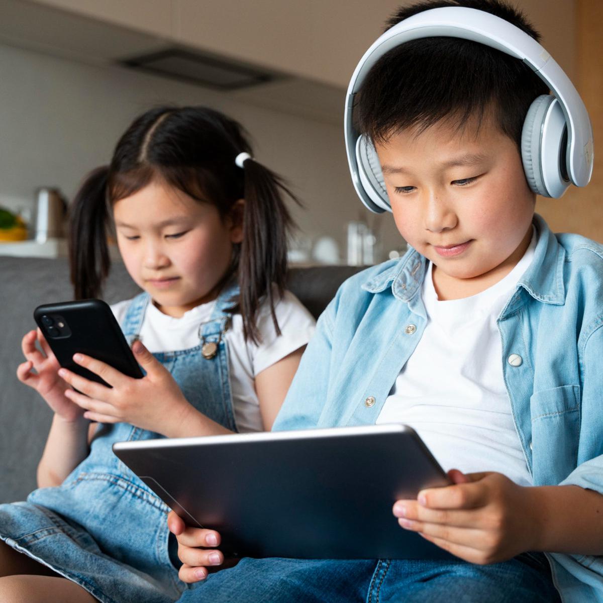 Ilustrasi Anak-anak Menggunakan Gadget (©Freepik)