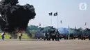 Ada atraksi marching band oleh taruna Akademi Udara. Kemudian, ada juga atraksi pesawat TNI AU yang terbang di langit ibu kota. (Liputan6.com/Faizal Fanani)