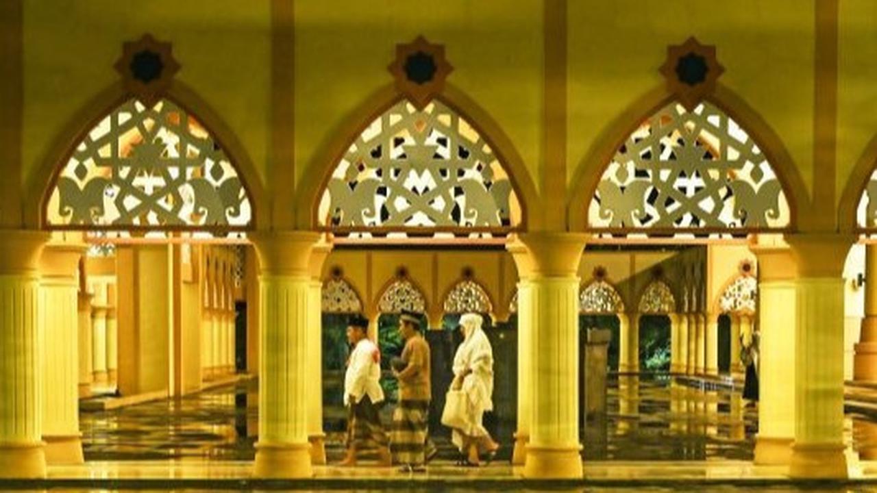 Masjid Raya Hubbul Wathan: Nuansa Timur Tengah di Lombok, NTB