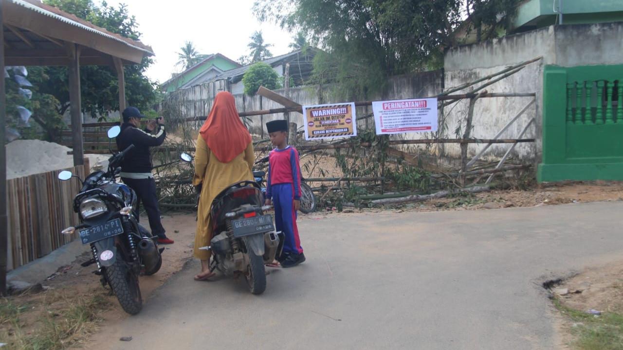Duduk Perkara Warga Blokir Jalan ke SMAN 1 Labuhanratu, Pemicunya Hasil SPMB