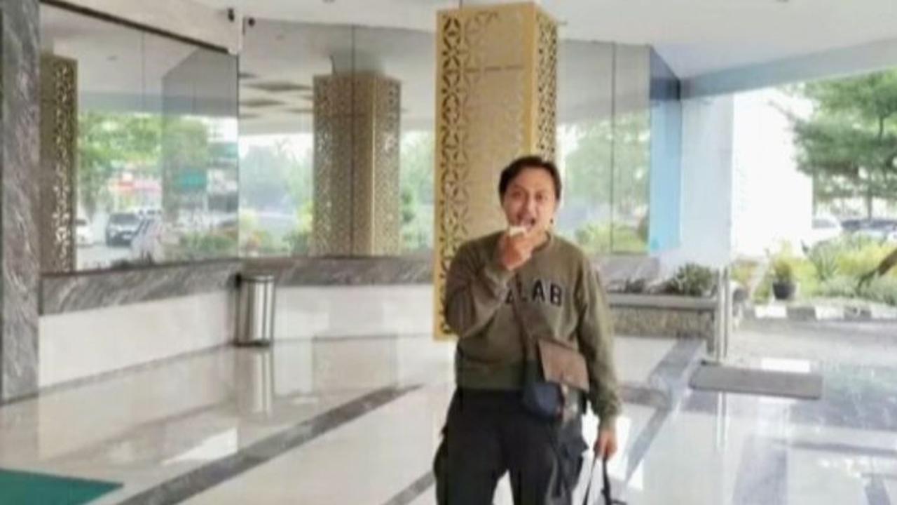 Bawa Pengeras Suara, Ayah di Karawang Seorang Diri Demo di RSUD Gara-Gara Bayinya Meninggal Usai Dirawat