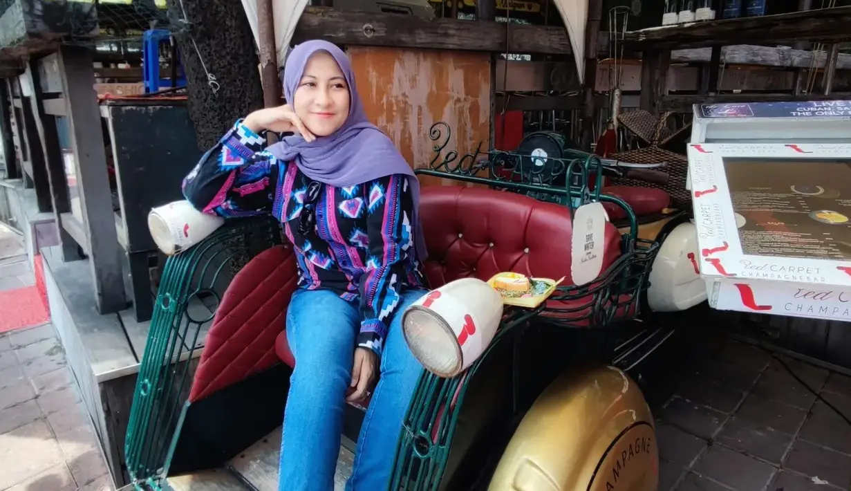 <p>Walaupun sudah 18 tahun berselang sejak Nia AFI ikut ajang AFI, penampilan Nia tidak banyak berubah. Nia AFI tetap telrihat cantik menawan. (Foto: instagram/niadit_poll)</p>