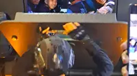 Beckham Putra (kanan, di dalam rantis) tersenyum bahagia setelah membantu Persib mencuri satu poin di kandang Persija pada pekan 23 BRI Liga 1 2024/2025 di Stadion Patriot Candrabhaga, Kota Bekasi, Minggu (16/2/2025) sore WIB. (Bola.com/Muhammad Adi Yaksa)