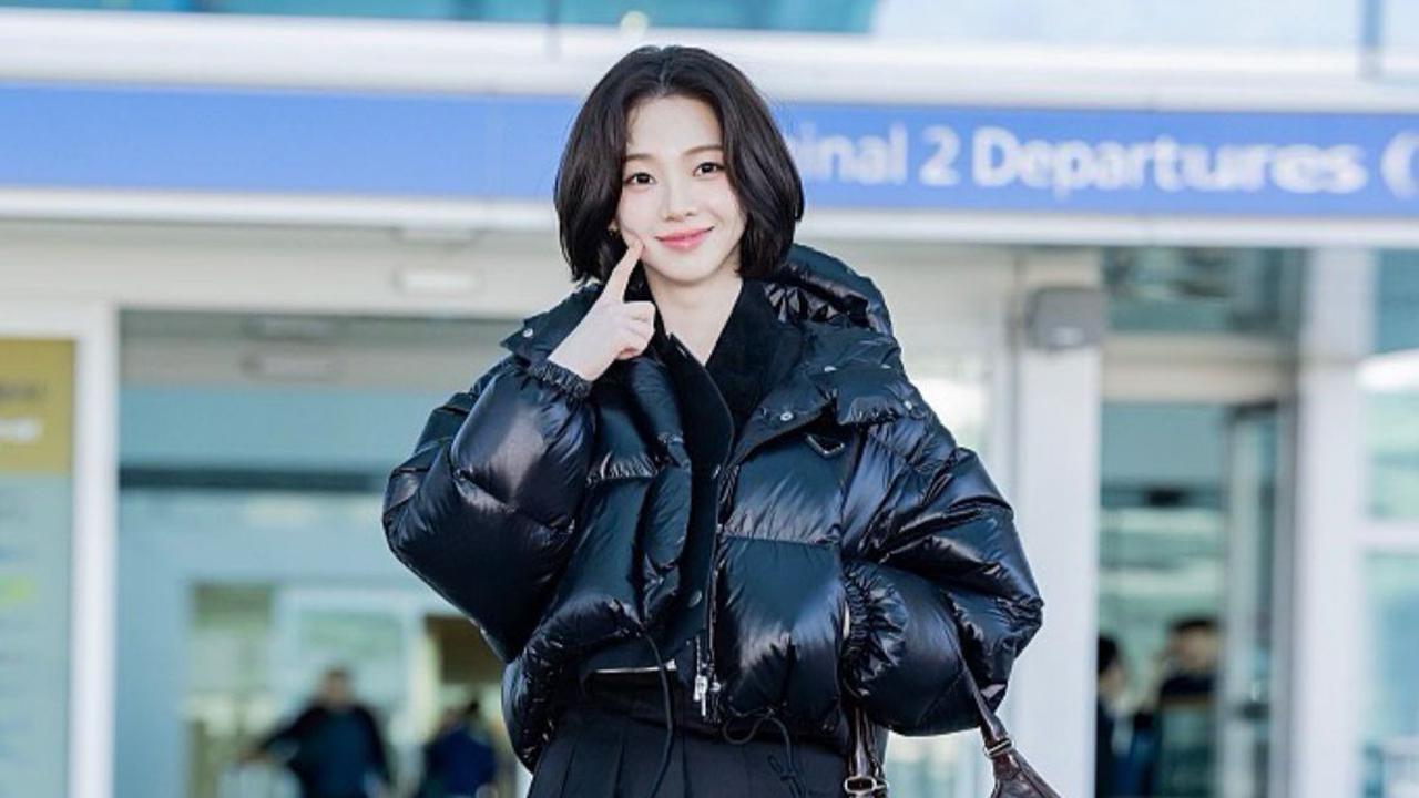 Karina aespa Tampil Fresh dengan Rambut Pendek di Bandara, Siap Hadiri Milan Fashion Week 2025