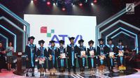 Sejumlah wisudawan dan wisudawati berdiri didepan saat mengikuti wisuda ATVI ke-X di Jakarta, Kamis (7/12). Sebanyak 110 wisudawan dan wisudawati ATVI mengikuti wisuda ke-X. (Liputan6.com/Angga Yuniar)