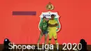 Pemain Bhayangkara FC, Indra Kahfi, menunjukan jersey Bhayangkara FC saat launching Shopee Liga 1 di Hotel Fairmont, Jakarta, Senin (24/2). Sebanyak 18 klub pamerkan jersey untuk kompetisi Shopee Liga 1 2020. (Bola.com/Yoppy Renato)