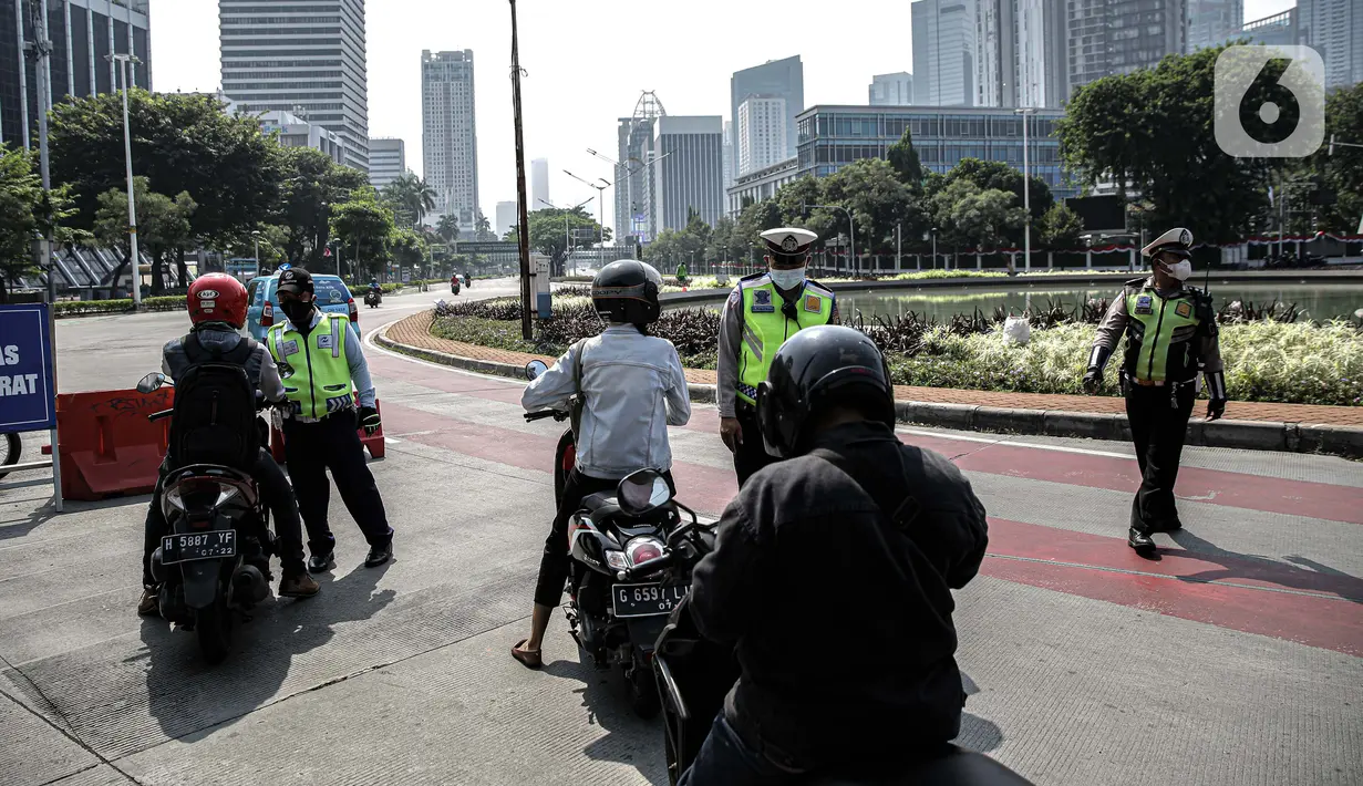 Polisi berjaga di tempat penyekatan PPKM Darurat di kawasan Ratu Plaza, Jakarta, Sabtu (17/7/2021). Menko PMK Muhadjir Effendy mengabarkan Pemberlakuan Pembatasan Kegiatan Masyarakat (PPKM) Darurat akan diperpanjang hingga akhir Juli. (Liputan6.com/Faizal Fanani)