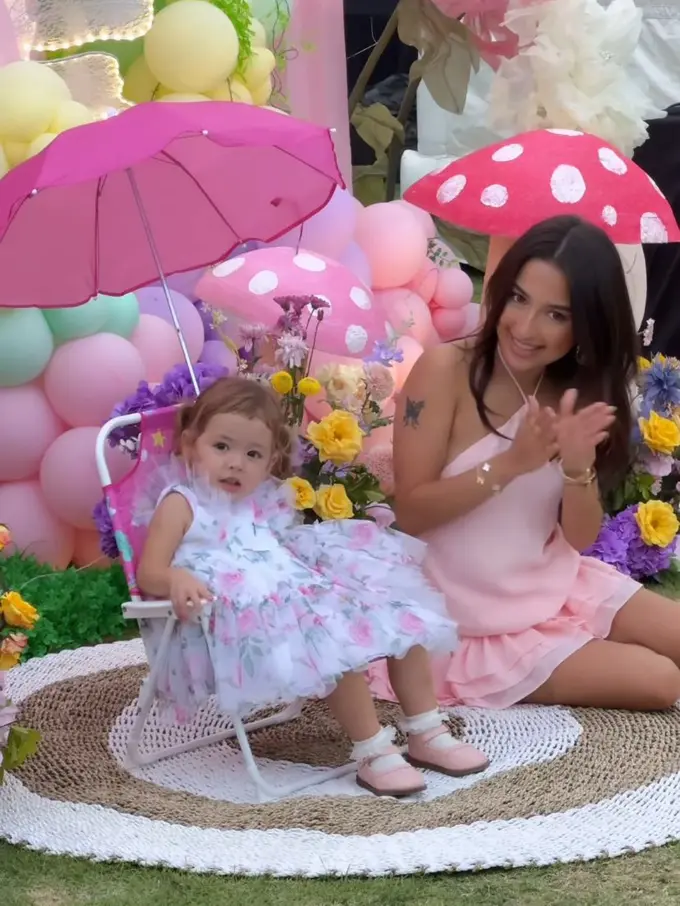 Jennifer Coppen Tampil Serasi Rayakan Ultah Kamari yang Ke-2 dengan Nuansa Pastel yang Meriah