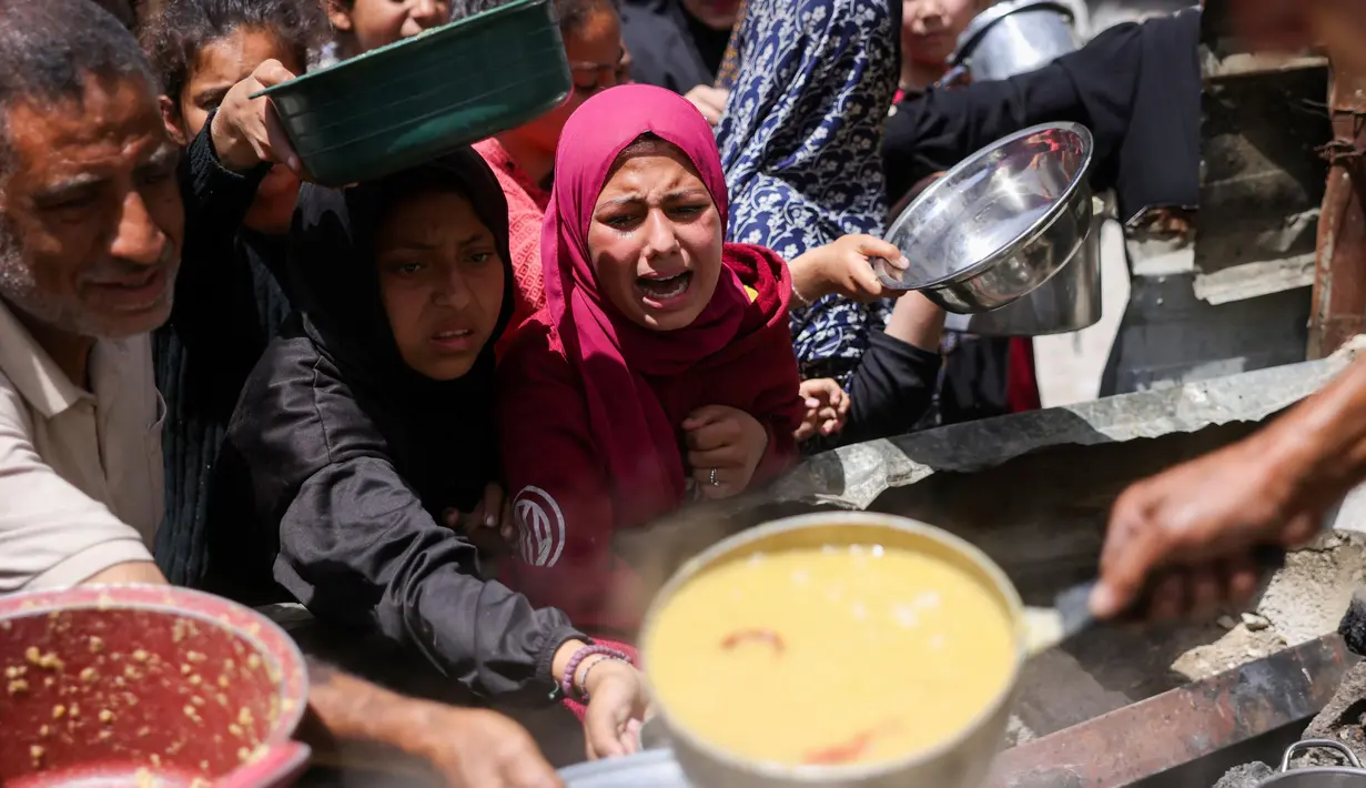 Rik Peeperkorn juga mengungkap bahwa embargo bantuan oleh Israel telah menyebabkan WHO hanya memiliki persediaan yang cukup untuk merawat sekitar 500 anak dengan kondisi kekurangan gizi akut. (Bashar TALEB/AFP)