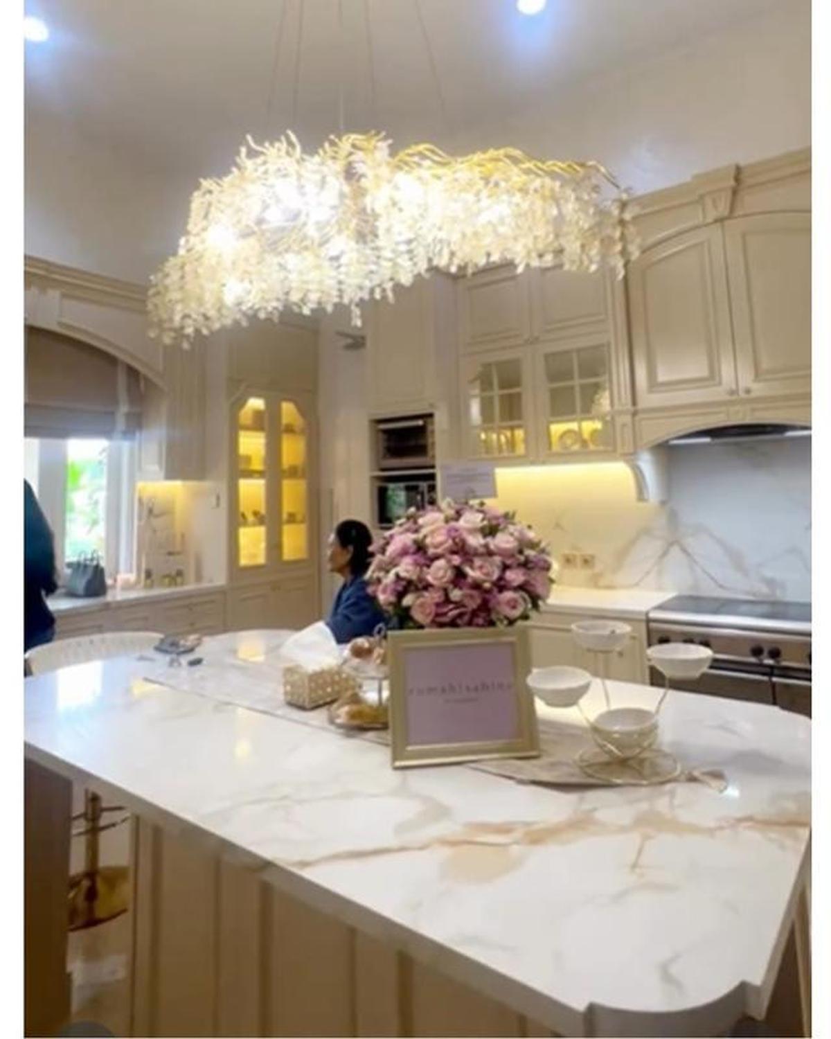 8 Potret Dapur Rumah Krisdayanti Usai Renovasi, Bergaya Klasik Modern