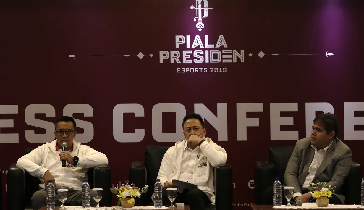 Menpora, Imam Nahrawi, saat sesi tanya jawab Piala Presiden Esports 2019 di Gedung Krida Bhakti Setneg, Jakarta, Selasa (26/3). Final turnamen akan diselengarakan pada 30-31 Maret mendatang. (Bola.com/Yoppy Renato)