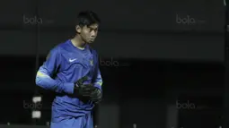 Kiper Timnas Indonesia, Satria Tama, saat mengikuti latihan jelang laga melawan Fiji di Stadion Patriot, Bekasi, Kamis, (31/8/2017). Indonesia akan menjalani laga Persahabatan melawan Fiji. (Bola.com/M Iqbal Ichsan)