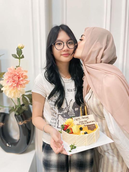 Anak sambung Zaskia Gotik ini juga mendapatkan hadiah berupa kecupan dari sang ibunda. Imel PC awet muda dan Aqila yang beranjak remaja, kebersamaan ibu dan anak ini disebut bak kakak adik. Terlihat pada foto lainnya, Aqila menyuapi kue ulang tahun kepada ibundanya. Kompak di berbagai momen, ibu dan anak ini sering jadi perhatian ketika bersama. (Liputan6.com/IG/@imelpc)