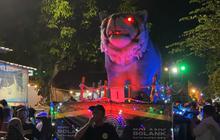 Uniknya Cara Warga Cirebon Sambut Malam Takbiran, Arak Patung Raksasa Berhiaskan Lampu dan Bendera