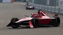 Pembalap Avalanche Andretti, Jake Dennis memacu mobilnya saat sesi kualifikasi Jakarta E-Prix 2023 round-11 di Jakarta International E-Prix Circuit, Ancol, Jakarta, Minggu (04/06/2023). Ia kalah dari Pembalap Maserati MSG Racing, Maximilian Guenther dengan perbedaan waktu 0.585 detik. (Bola.com/Bagaskara Lazuardi)