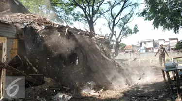 Petugas PPSU membantu pembongkaran rumah warga di Bukit Duri, Jakarta, Kamis (29/9). Pemprov DKI kembali lanjutkan pembongkaran belasan rumah di Bukit Duri. (Liputan6.com/Yoppy Renato)