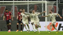 Pemain AS Roma, Gianluca Mancini, melakukan selebrasi setelah mencetak gol ke gawang AC Milan pada laga Perempat final Liga Europa di Stadion San Siro, Jumat (12/4/2024). Satu-satunya gol di laga tersebut dicetak oleh Gianluca Mancini. (AP Photo/Antonio Calanni)