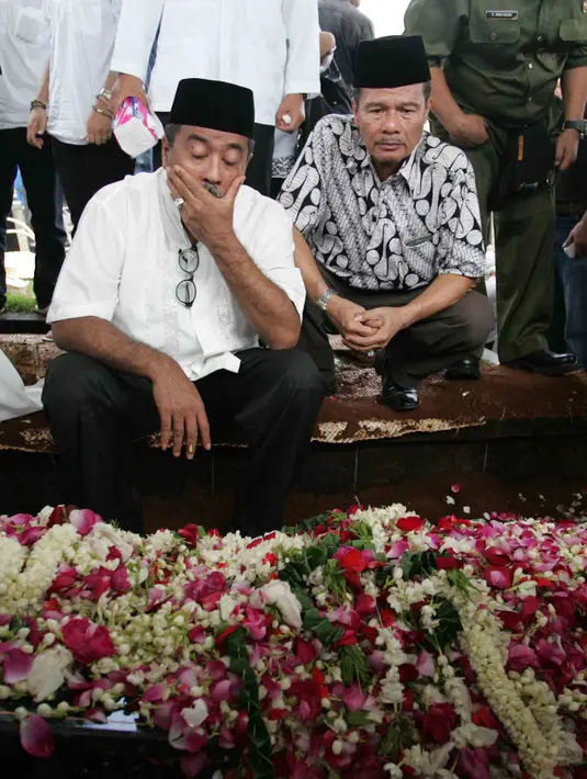 Ibunda dari Gubernur Banten Rano Karno, Lily Istiarti telah menghembuskan napas terakhirnya pada usia 77 tahun pada Minggu, 6 Desember 2015, sekitar pukul 18.00 Wib, di RS Puri Cinere, Depok, Jawa Barat. (Andy Masela/Bintang.com)