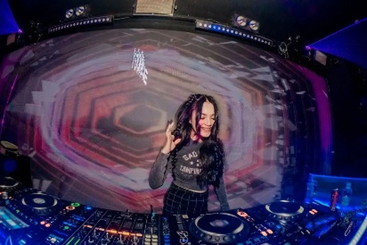 DJ Una dengan nama panggung Youna Mee.