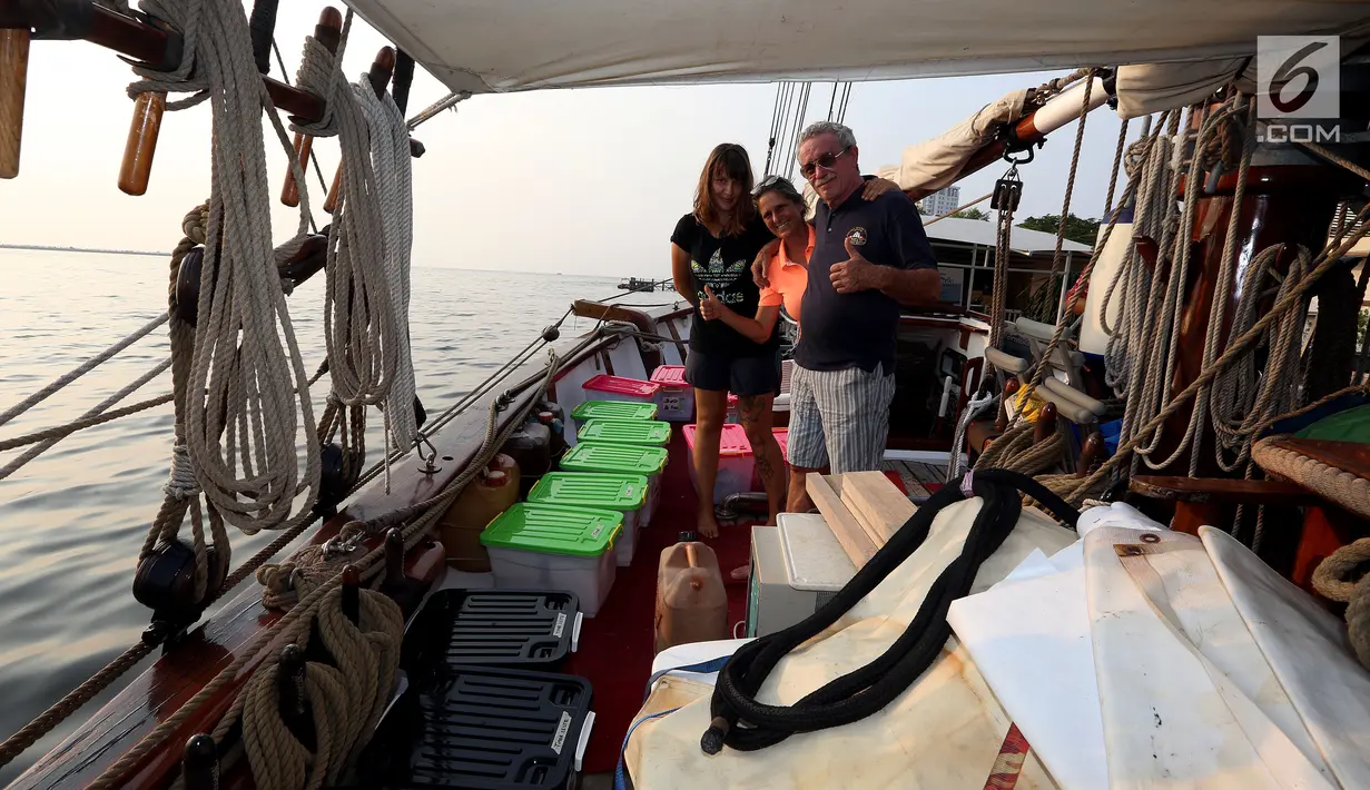 Shane Granger, Kapten Kapal Sail Vega foto bersama keluarganya sebelum berlabuh ke kawasan Indonesia Timur di dalam Kapal Sail Vega, di Pantai Mutiara, Jakarta Utara, Kamis (6/7). (Liputan6/JohanTallo)