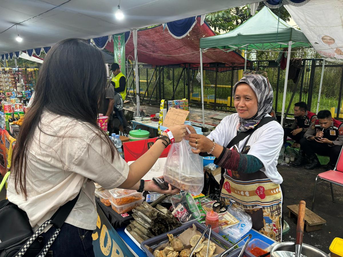 PNM Fasilitasi 50 Nasabah Mekaar Jualan di Stadion