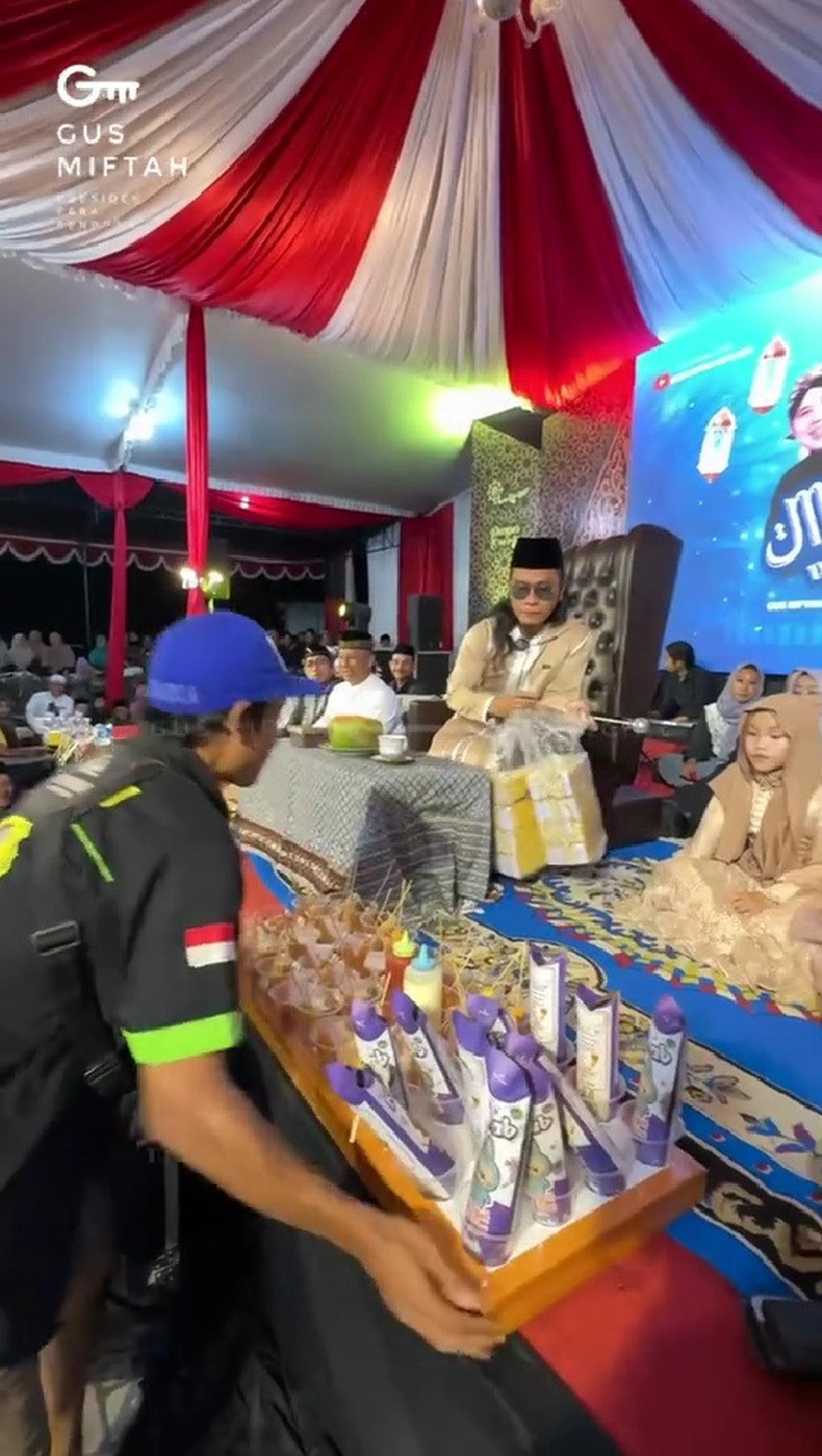 Gus Miftah Borong Dagangan di Lokasi Dakwah Setelah Viral Permalukan Penjual Es Teh