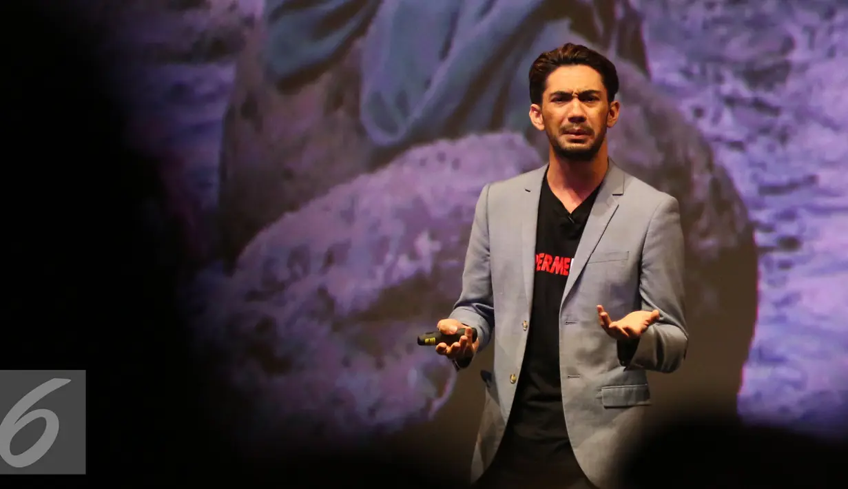 Duta UNDP Reza Rahadian saat menjadi pembicara Supermentor bertema "End Poverty", Jakarta, Senin (17/10). Tema tersebut diangkat untuk memperingati Hari Pengentasan Kemiskinan Dunia yang jatuh pada 17 Oktober. (Liputan6.com/Herman Zakharia)