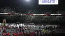 Para atlet meninggalkan stadion usai upacara penutupan Paralimpiade 2020 di Stadion Nasional Tokyo, Minggu (5/9/2021). (AP Photo/Shuji Kajiyama)