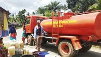 warga di Kecamatan Tamiang Hulu dan Bandar Pusaka, memanfaatkan air bersih yang dipasok Badan Penanggulangan Bencana Kabupaten (BPBK) Aceh Tamiang. (Liputan6.com/ Rino Abonita)