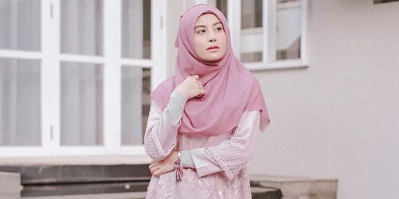 FOTO: Cantiknya Awkarin Kenakan Hijab, Bikin Pangling