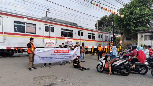 KAI gencar melaksanakan kegiatan sosialisasi mengenai keselamatan perjalanan KA di perlintasan sebidang. (Dok KAI)