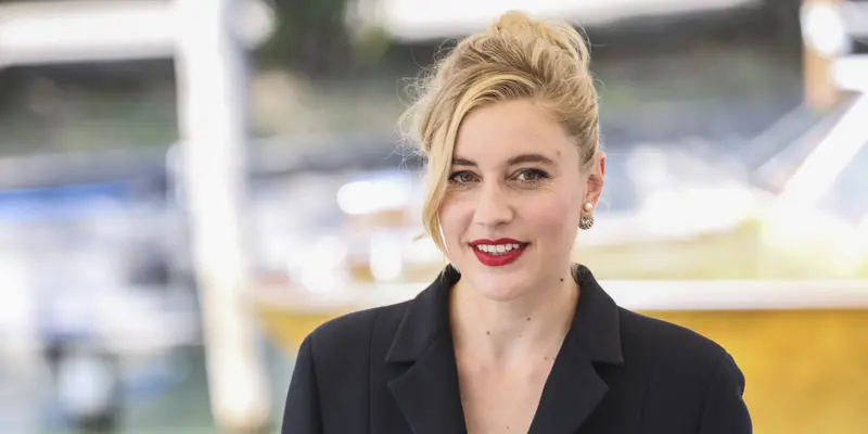 Pesona Greta Gerwig Tampil Cantik di Festival Film Venice 2022