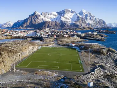 Pemandangan lapangan sepak bola Henninsvaer FC di Henningsvaer, Pulau Lofoten, Norwegia Utara, 8 Maret 2018. Di tempat ini kita bisa bermain sepak bola sekaligus menikmati keindahan gunung es yang menawan. (Olivier MORIN/AFP)