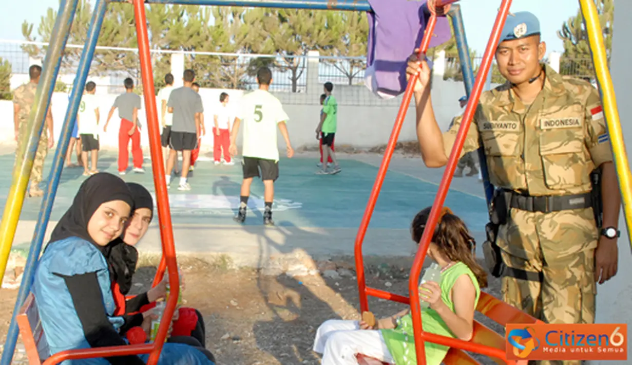 Citizen6, Lebanon: Selain merenovasi lapangan voli, personel Indobatt dari Kompi Dragon dan Bantuan ini juga memfungsikan kembali arena permainan anak-anak yang berada disekitar lapangan tersebut. (Pengirim: Badarudin Bakri)