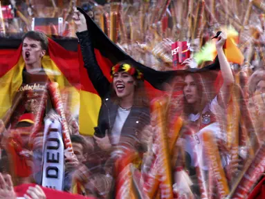 Aksi Fans Jerman saat mendukung timnya melawan Prancis pada pada emi-final piala Eropa 2016 di Stade Velodrome, Marseille (7/7/2016). (REUTERS/Hannibal Hanschke)