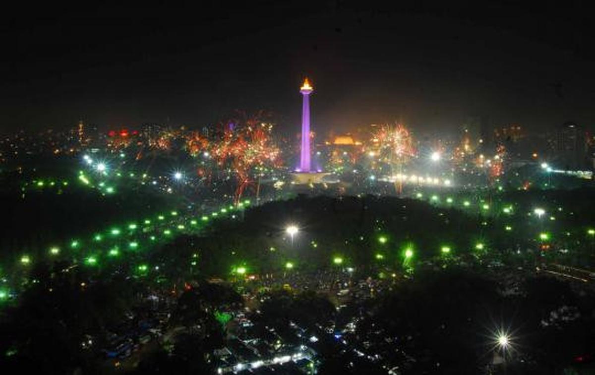 Pesta kembang api sambut tahun baru 2013 di Monas