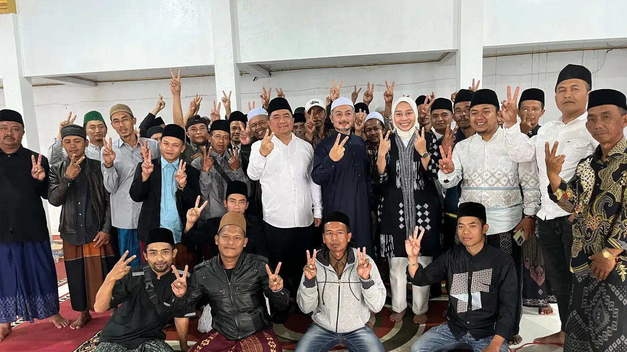 Paslon Abdusy Syakur Amin-Luthfianisa Putri Karlina (Santri) nomor urut dua, bersama pendukungnya saat kampanye tatap muda di desa Dano, Kecamatan Leles, Garut, Jawa Barat. (Liputan6.com/Jayadi Supriadin)