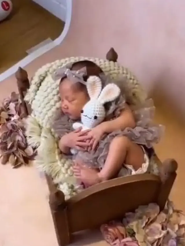 6 Gaya Pemotretan Baby Born Anak Mona Ratuliu, Ada yang Pakai Pakaian Jawa