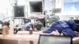 Petugas medis merawat pasien di unit perawatan intensif rumah sakit di Brescia, Italia, Kamis (19/3/2020). Jumlah kematian akibat virus corona COVID-19 di Italia telah mencapai 3.405, lebih banyak dari China. (Claudio Furlan/LaPresse via AP)